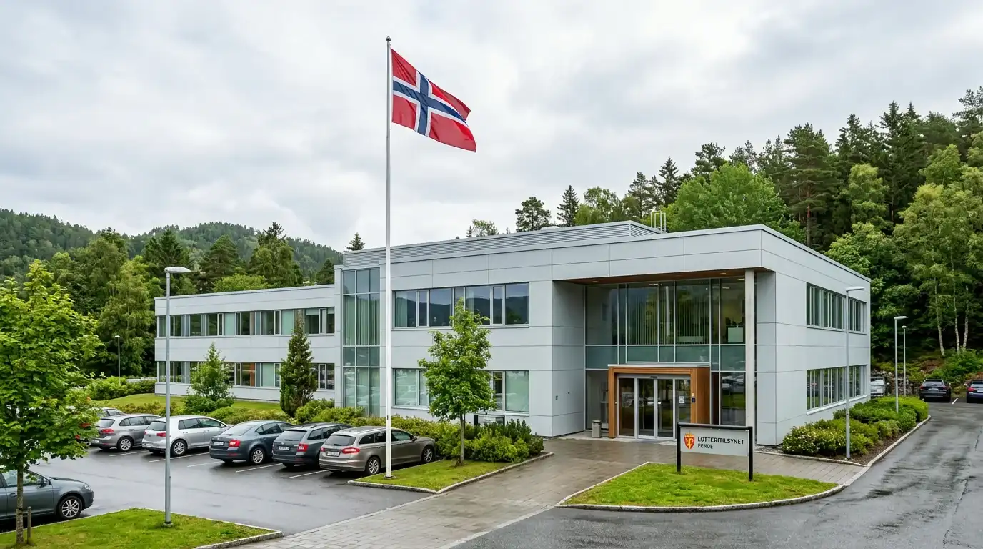 Lotteritilsynets kontorbygning i Førde med norsk flagg